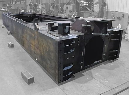 Large, welded frame body for dredging equipment